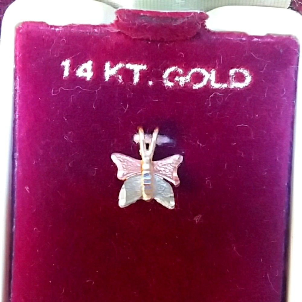 Adorable 14 K Gold Butterfly Pendant - Picture 1 of 4
